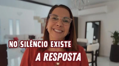 Quando o medo de ficar pra trás te afasta de si mesma (FOMO e o silêncio interno)